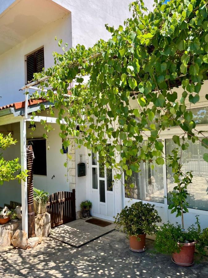 Apartman Gorana With Swimming Pool Jelsa  Exterior foto